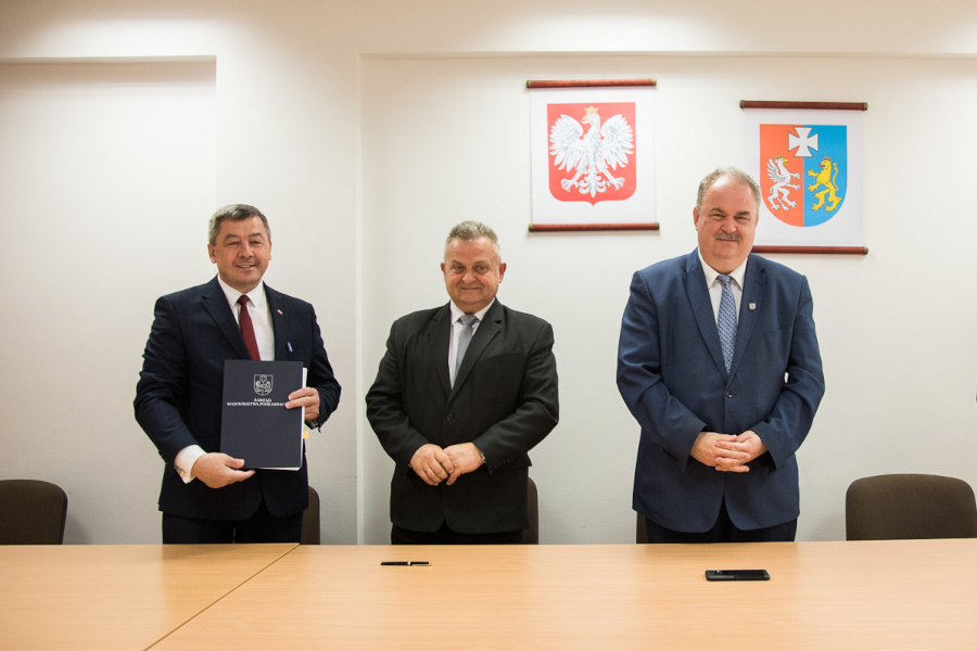 W dniu 16 czerwca br. w Urzędzie Marszałkowskim Województwa Podkarpackiego przy obecności Wicemarszałka Piotra Pilcha oraz członka Zarządu Województwa Stanisława Kruczka odbyło się oficjalne spotkanie Beneficjentów, podczas którego Wójt Gminy Niebylec Zbigniew Korab wraz ze Skarbnikiem Gminy – Edwardem Wolaninem podpisali umowę o dofinansowanie zadania pn. „Budowa odcinka sieci kanalizacji sanitarnej w miejscowości Lutcza, gm. Niebylec – przysiółek Gąsiorówki”. W dniu 16 czerwca br. w Urzędzie Marszałkowskim Województwa Podkarpackiego przy obecności Wicemarszałka Piotra Pilcha oraz członka Zarządu Województwa Stanisława Kruczka odbyło się oficjalne spotkanie Beneficjentów, podczas którego Wójt Gminy Niebylec Zbigniew Korab wraz ze Skarbnikiem Gminy – Edwardem Wolaninem podpisali umowę o dofinansowanie zadania pn. „Budowa odcinka sieci kanalizacji sanitarnej w miejscowości Lutcza, gm. Niebylec – przysiółek Gąsiorówki”.