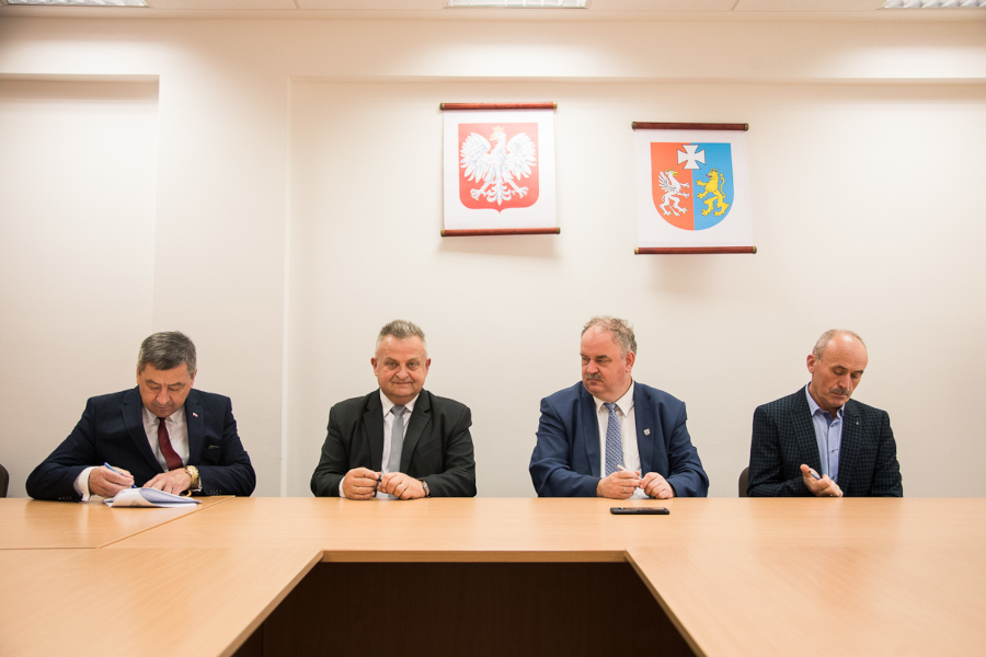 W dniu 16 czerwca br. w Urzędzie Marszałkowskim Województwa Podkarpackiego przy obecności Wicemarszałka Piotra Pilcha oraz członka Zarządu Województwa Stanisława Kruczka odbyło się oficjalne spotkanie Beneficjentów, podczas którego Wójt Gminy Niebylec Zbigniew Korab wraz ze Skarbnikiem Gminy – Edwardem Wolaninem podpisali umowę o dofinansowanie zadania pn. „Budowa odcinka sieci kanalizacji sanitarnej w miejscowości Lutcza, gm. Niebylec – przysiółek Gąsiorówki”. W dniu 16 czerwca br. w Urzędzie Marszałkowskim Województwa Podkarpackiego przy obecności Wicemarszałka Piotra Pilcha oraz członka Zarządu Województwa Stanisława Kruczka odbyło się oficjalne spotkanie Beneficjentów, podczas którego Wójt Gminy Niebylec Zbigniew Korab wraz ze Skarbnikiem Gminy – Edwardem Wolaninem podpisali umowę o dofinansowanie zadania pn. „Budowa odcinka sieci kanalizacji sanitarnej w miejscowości Lutcza, gm. Niebylec – przysiółek Gąsiorówki”.