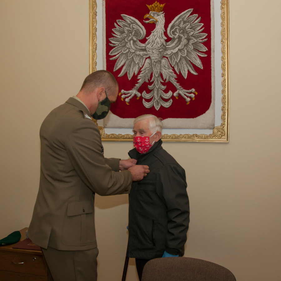 8 października 2020 r. w świetlicy Urzędu Gminy w Niebylcu w obecności przedstawicieli gminy i administracji wojskowej miała miejsce uroczystość wręczenia srebrnego medalu „Za zasługi dla obronności kraju”. Minister Obrony Narodowej przyznał go Panu Leopoldowi Smeli, mieszkańcowi Niebylca.