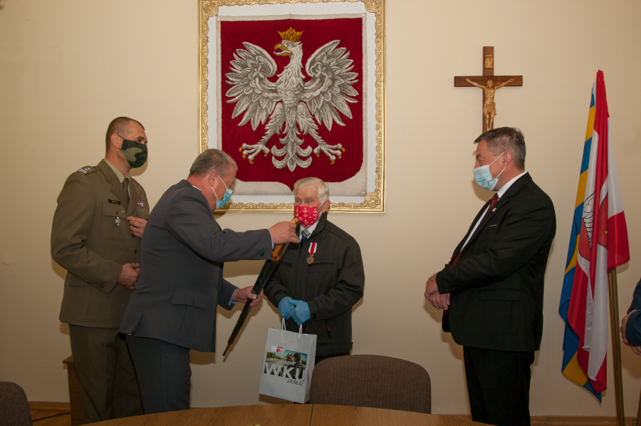 8 października 2020 r. w świetlicy Urzędu Gminy w Niebylcu w obecności przedstawicieli gminy i administracji wojskowej miała miejsce uroczystość wręczenia srebrnego medalu „Za zasługi dla obronności kraju”. Minister Obrony Narodowej przyznał go Panu Leopoldowi Smeli, mieszkańcowi Niebylca.