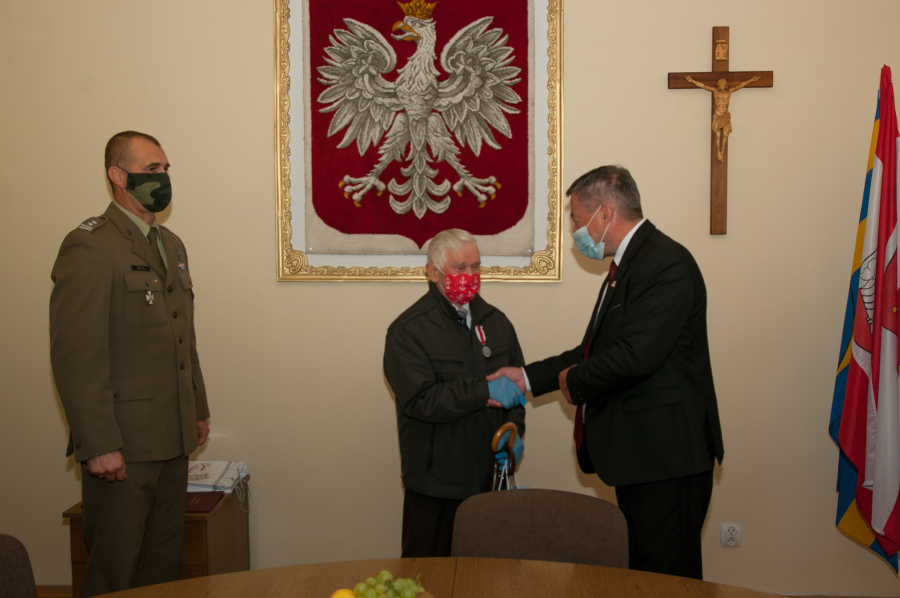 8 października 2020 r. w świetlicy Urzędu Gminy w Niebylcu w obecności przedstawicieli gminy i administracji wojskowej miała miejsce uroczystość wręczenia srebrnego medalu „Za zasługi dla obronności kraju”. Minister Obrony Narodowej przyznał go Panu Leopoldowi Smeli, mieszkańcowi Niebylca.