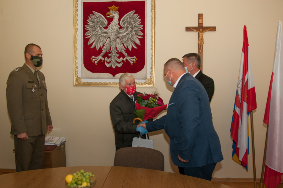 8 października 2020 r. w świetlicy Urzędu Gminy w Niebylcu w obecności przedstawicieli gminy i administracji wojskowej miała miejsce uroczystość wręczenia srebrnego medalu „Za zasługi dla obronności kraju”. Minister Obrony Narodowej przyznał go Panu Leopoldowi Smeli, mieszkańcowi Niebylca.