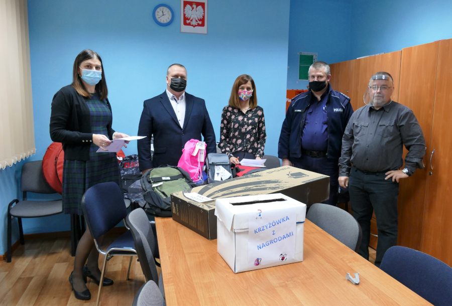 W dniu 10 listopada 2020 r. odbyło się losowanie nagród przyznanych w konkursie organizowanym przez Zespół Interdyscyplinarny działający przy Gminnym Ośrodku Pomocy Społecznej w Niebylcu. Rozwiązaniem krzyżówki pt. ,,STOP PRZEMOCY” było hasło: NIEBIESKA KARTA. Wpłynęło ogółem 102 rozwiązania. Komisja w pięcioosobowym składzie rozlosowała 24 nagrody. Przebieg losowania został udokumentowany i sporządzono protokół.