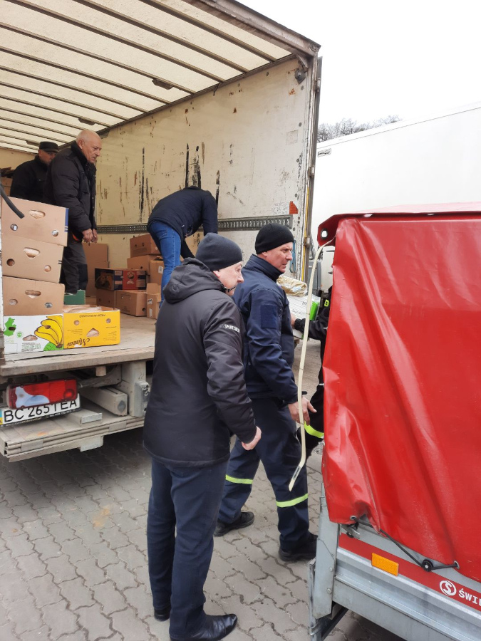 Zdjęcie pokazujące przeładunek środków pomocowych ze zbiórki