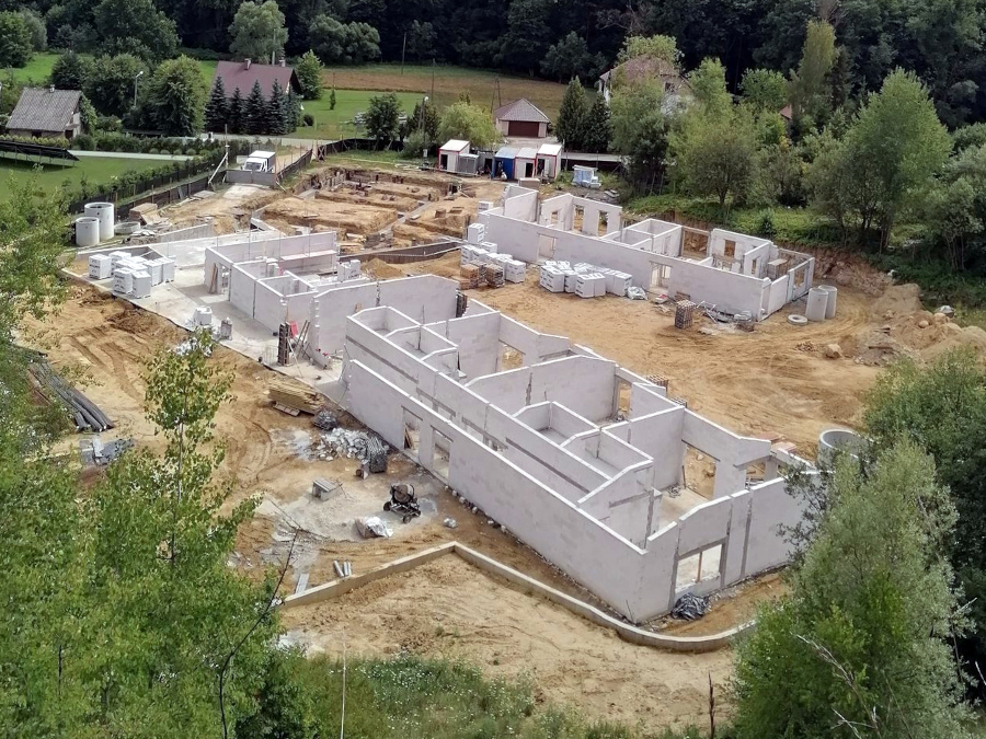 Zdjęcie przedstawiające aktualny przebieg budowy Kompleksu Żłobkowo-Przedszkolnego w Niebylcu