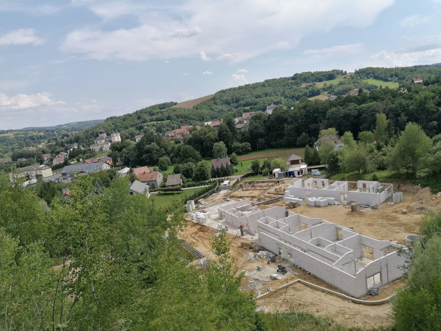 Zdjęcie przedstawiające aktualny przebieg budowy Kompleksu Żłobkowo-Przedszkolnego w Niebylcu