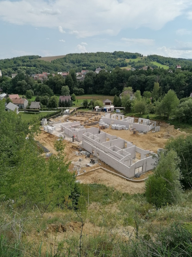 Zdjęcie przedstawiające aktualny przebieg budowy Kompleksu Żłobkowo-Przedszkolnego w Niebylcu