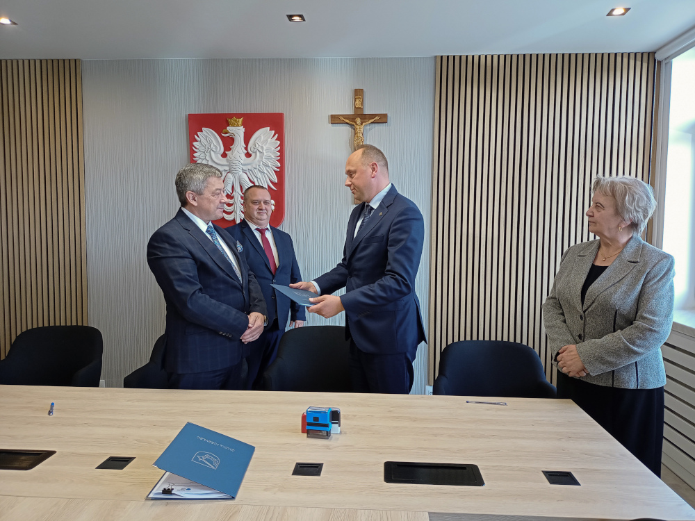 Zdjęcia z podpisania umowy na modernizację oczyszczalni ścieków w Małówce. W podpisaniu umowy udział wzięli: Wójt Gminy Niebylec Zbigniew Korab, Zastępca Wójta Gminy Krzysztof Koza, Skarbnik Gminy Edward Wolanin oraz kierownik Referatu Gospodarki Przestrzennej i Infrastruktury Sebastian Szczepaniak, zaś wykonawcę, firmę Inżynieria Rzeszów S.A., reprezentowali Grzegorz Król - Prezes Zarządu, Dyrektor Naczelny i Stanisława Stańczyk – Członek Zarządu, Dyrektor Finansowy