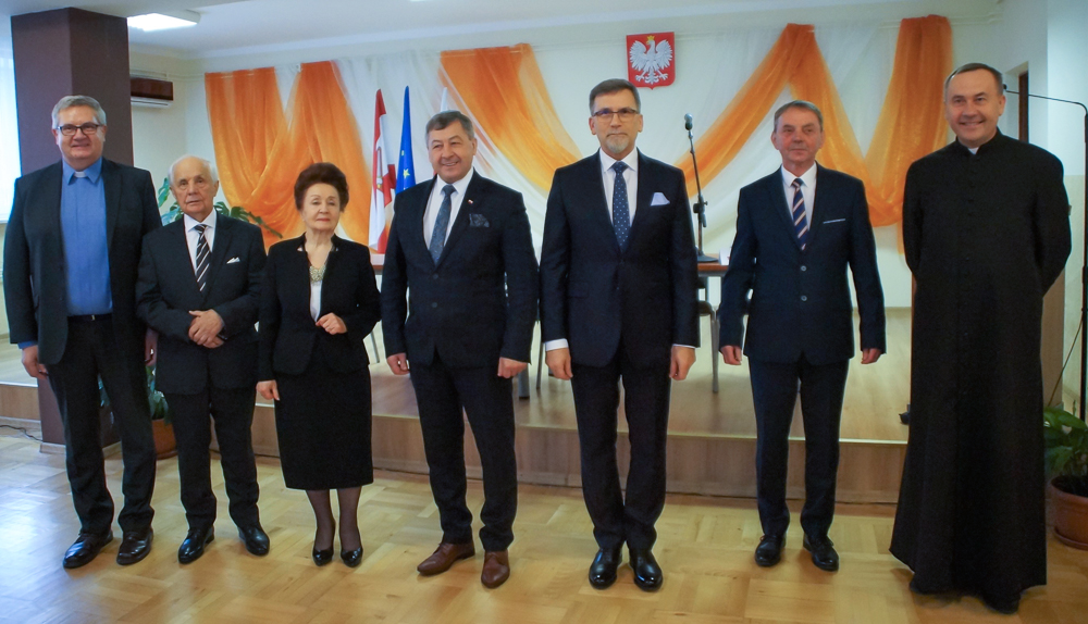 Fotografia z wręcznia tytułów Honorowych Obywateli Gminy Niebylec