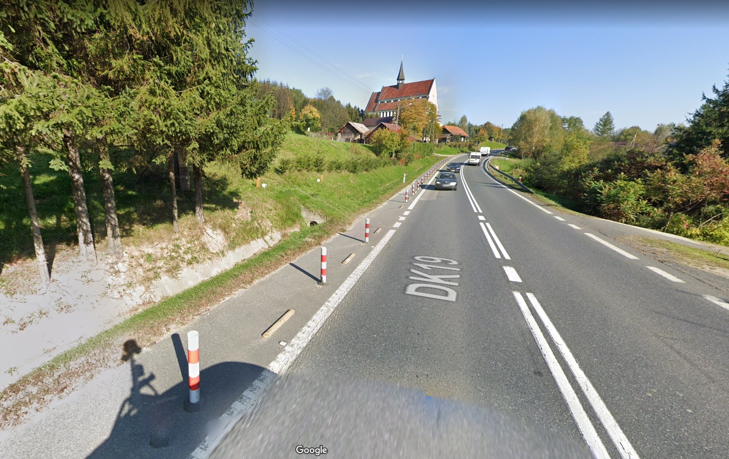 Zdjęcie fragmentu drogi z chodnikiem