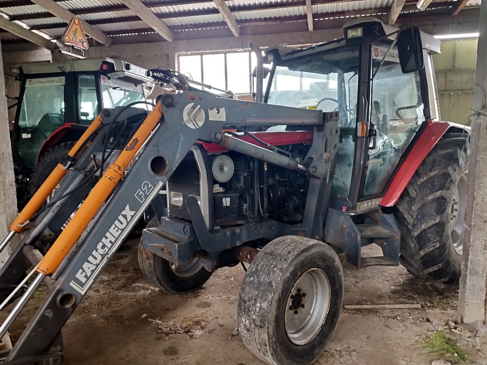 Zdjęcie ciągnika rolniczego z ładowaczem