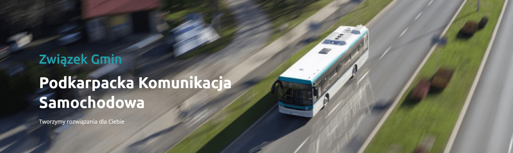 Napis Związek Gmin Podkarpacka Komunikacja Samochodowa Tworzymy rozwiązania dla Ciebie na tle drogi z jadącym autobusem
