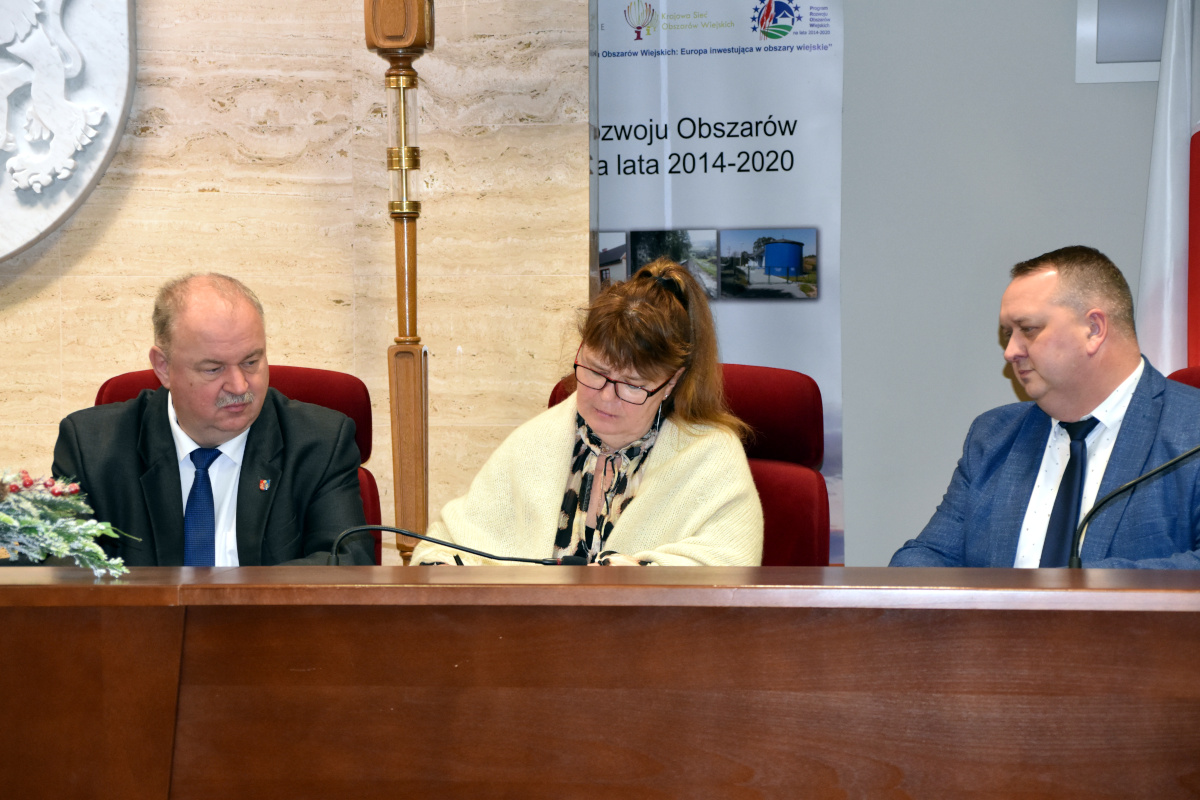 Zdjęcie z podpisania umowy na którym obecny jest Piotr Pilch - wicemarszałek Województwa Podkarpackiego, wiceprezes zarządu LGD Anna Siewierska oraz sekretarz zarządu Krzysztof Koza