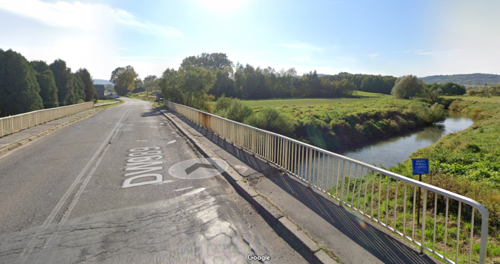 Zdjecie z widokiem fragmentu mostu i rzeki w Lutczy