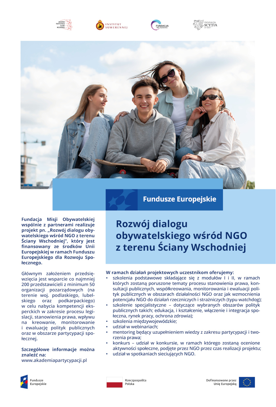 **Opis alternatywny (alt text):** Plakat informacyjny dotyczący projektu „Rozwój dialogu obywatelskiego wśród NGO z terenu Ściany Wschodniej” współfinansowanego przez Unię Europejską. Na górze plakatu znajduje się zdjęcie czwórki uśmiechniętych młodych osób siedzących na rampie skateparkowej, z czego jedna osoba trzyma deskorolkę. W tle widać niebo z białymi chmurami. Poniżej znajduje się niebieskie pole z białym napisem „Fundusze Europejskie” oraz tytułem projektu w niebieskim kolorze. Dalsza część plakatu zawiera szczegóły dotyczące celu projektu, oferowanych szkoleń oraz konkursu. Na dole umieszczone są logotypy Funduszy Europejskich, Rzeczypospolitej Polskiej i Unii Europejskiej.