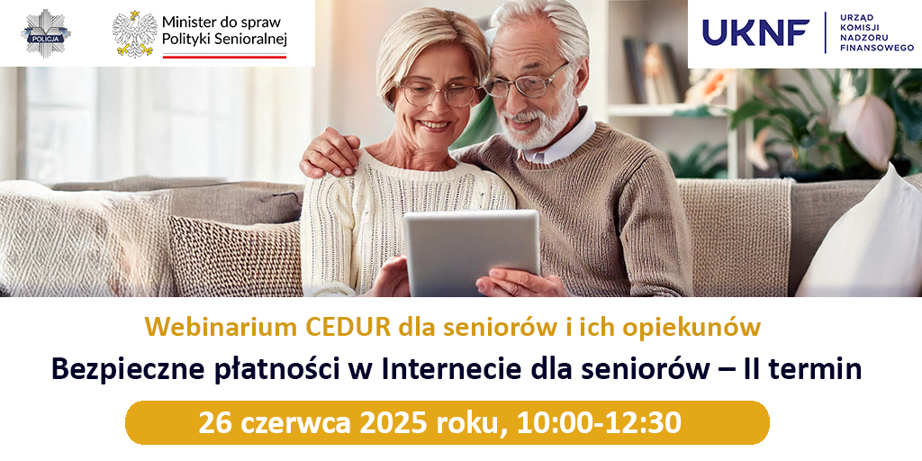 Para siedzących na kanapie seniorów z uśmiechem patrzy na tablet. Mężczyzna obejmuje kobietę ramieniem. Na pierwszym planie widoczny jest tytuł webinaru: "Webinarium CEDUR dla seniorów i ich opiekunów. Bezpieczne płatności w Internecie dla seniorów – II termin". Pod spodem znajduje się informacja o dacie i godzinie wydarzenia: "26 czerwca 2025 roku, 10:00-12:30". W tle widoczne są logotypy Policji, Ministerstwa do spraw Polityki Senioralnej, UKNF oraz Urzędu Komisji Nadzoru Finansowego.
