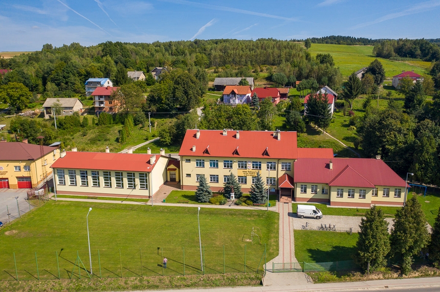 Zdjęcie Szkoły Podstawowej im. Jana Pawła II w Konieczkowej - fot. Dawid Mazur