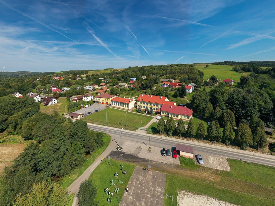 Zdjęcie Szkoły Podstawowej im. Jana Pawła II w Konieczkowej - fot. Dawid Mazur