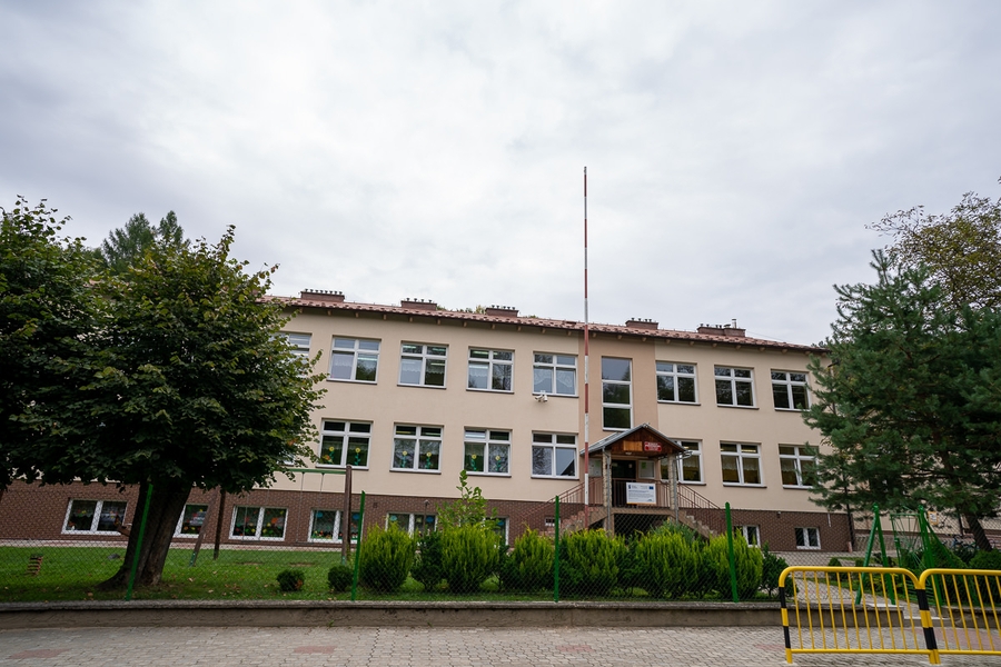 Zdjęcie Szkoły Podstawowej im. Juliana Przybosia w Gwoźnicy Górnej - fot. Dawid Mazur