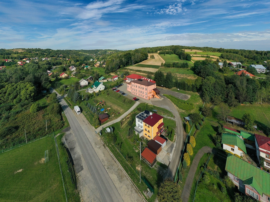 Zdjęcie Szkoły Podstawowej im. Świętego Józefa Sebastiana Pelczara w Jaworniku - fot. Dawid Mazur