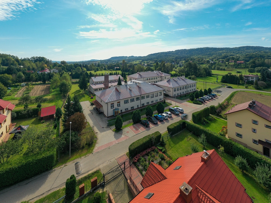 Zdjęcie Zespołu Szkół im. Św. Rodziny w Lutczy - fot. Dawid Mazur